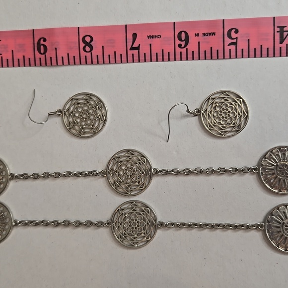 NWOT Silver-Tone Floral Station Long Necklace with Matching Dangle Earrings - Picture 8 of 8